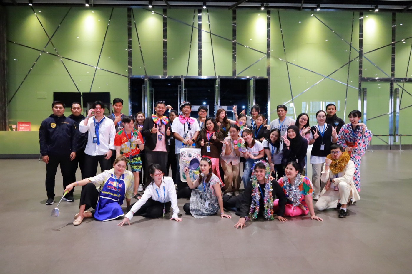 พนักงานแต่งชุดแฟนซีหลากสี ถ่ายรูปรวมกันในงาน IMPACT Staff Party 2026