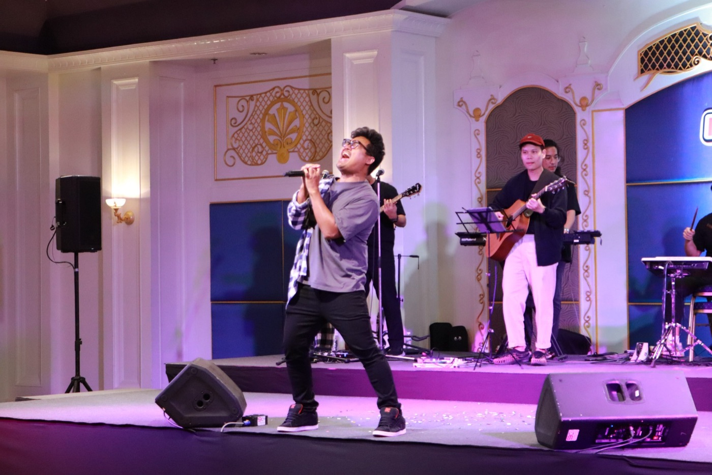 ผู้เข้าประกวดร้องเพลงบนเวทีพร้อมวงดนตรีสด ในงาน IMPACT Voice Season 1